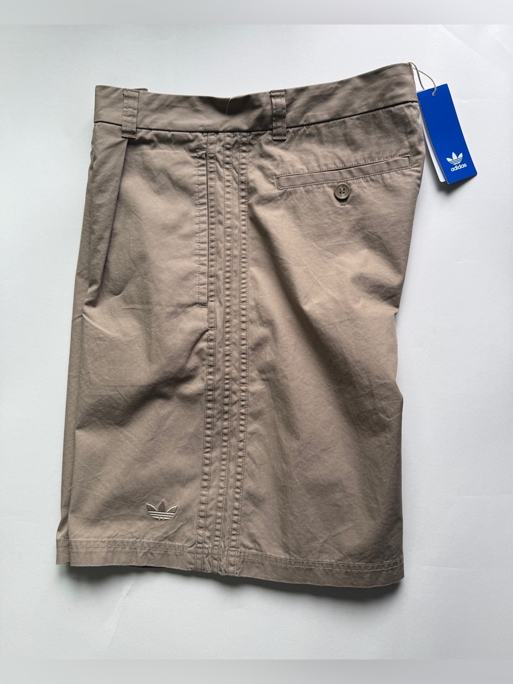 Adidas Originals [33] Woven Men’s Wide Leg Khaki Bermuda Shorts KB5585